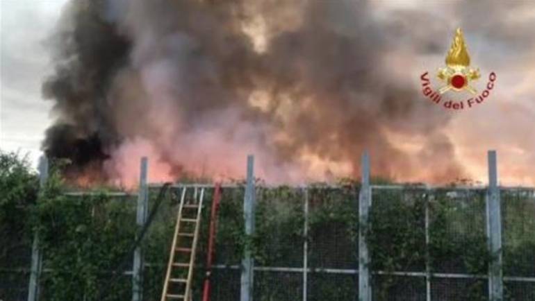 Incendio in campo rom tra Barra e Ponticelli, Cilenti scrive al prefetto