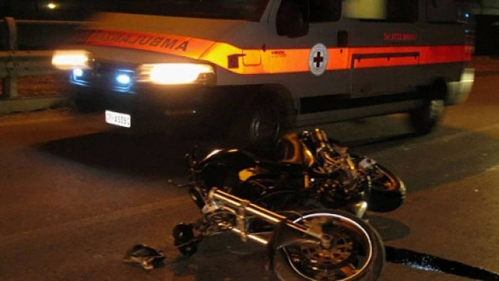 Scontro frontale sulla Domiziana: muore motociclista