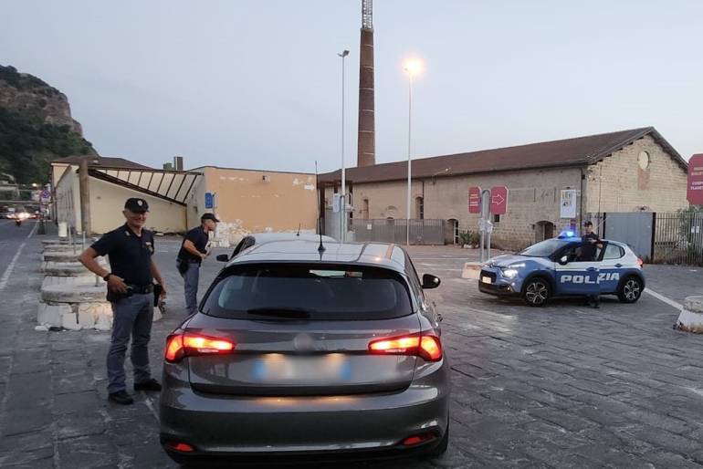 Napoli, le forze dell’ordine passano al setaccio la movida di Bagnoli e Chiaia