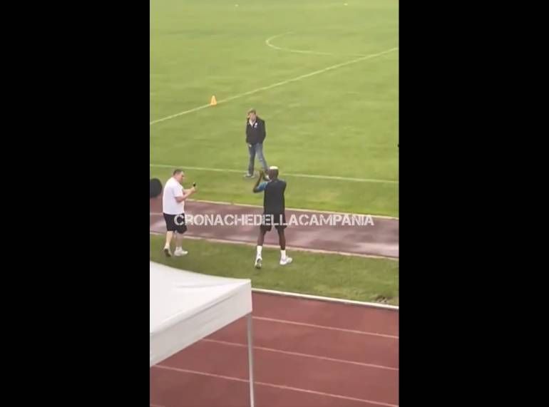 Calcio Napoli , arriva Osimhen a Dimaro e i tifosi impazziscono VIDEO