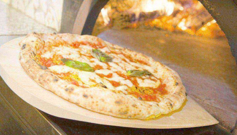 Casoria, ordigno contro una pizzeria nella notte: esplosione davanti alla vetrina