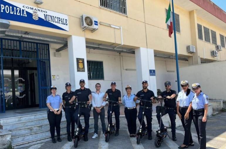 Pozzuoli, polizia municipale in monopattino elettrico