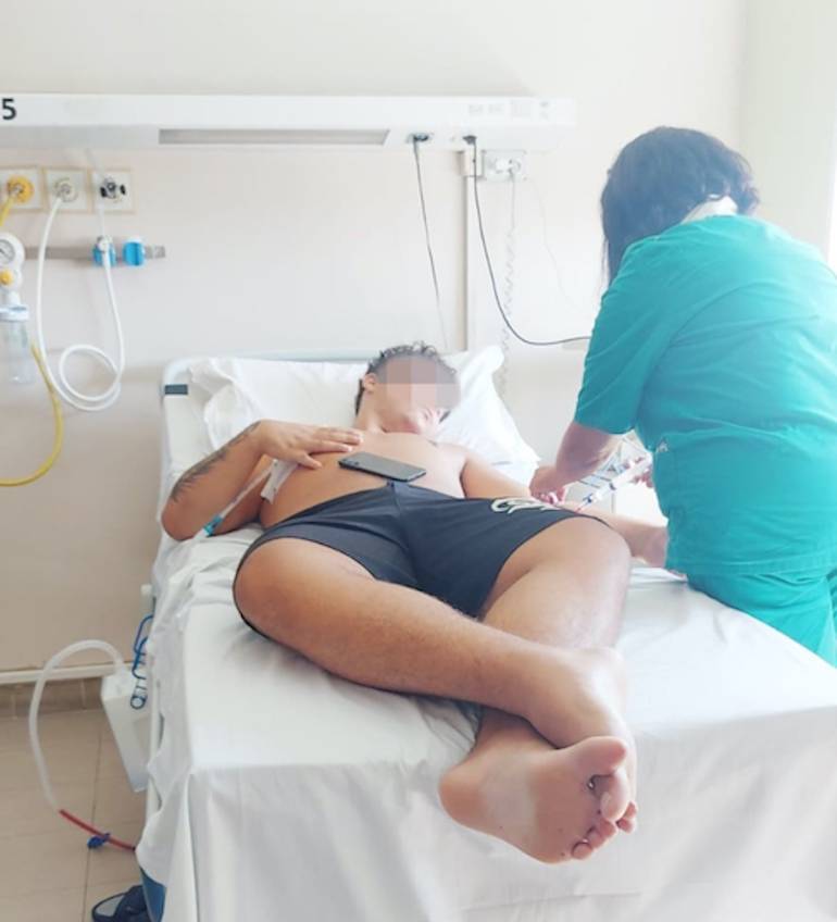 Diciassettenne accoltellato a Melito. Il patrigno: ‘Lui soffre in ospedale mentre quei 2 balordi sono liberi e girano ancora armati’