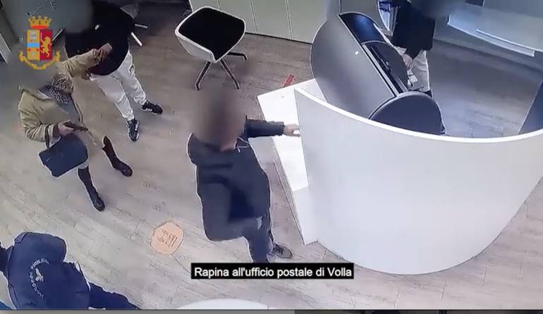 Napoli, sgominata la banda di rapinatori di Vincenzo Esposito ‘o francese: 7 arresti