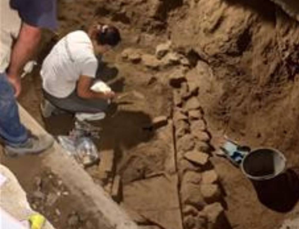 Napoli, emerge antica tomba durante scavo condotte idriche