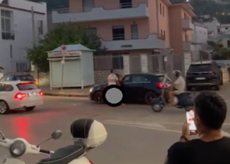 Bacoli, coppia fa sesso in strada: in arrivo la denuncia