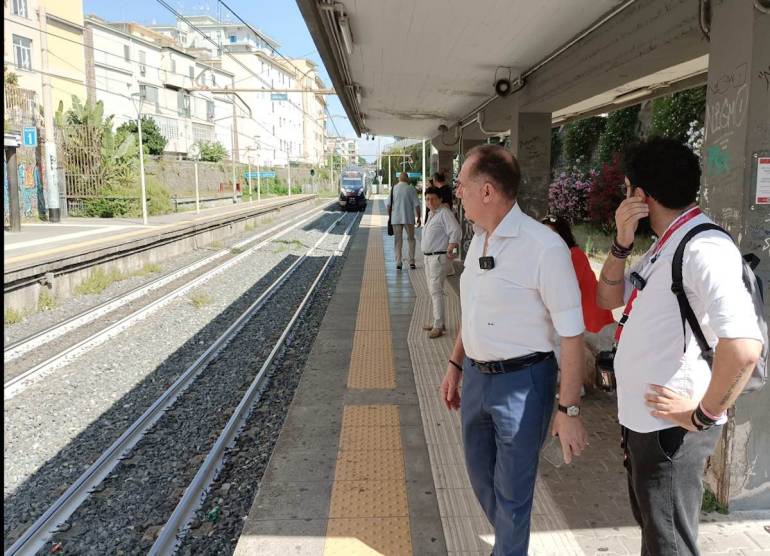 Circumvesuviana, treno fermo per avaria, il sindaco di Torre del Greco: “Troppi disagi”