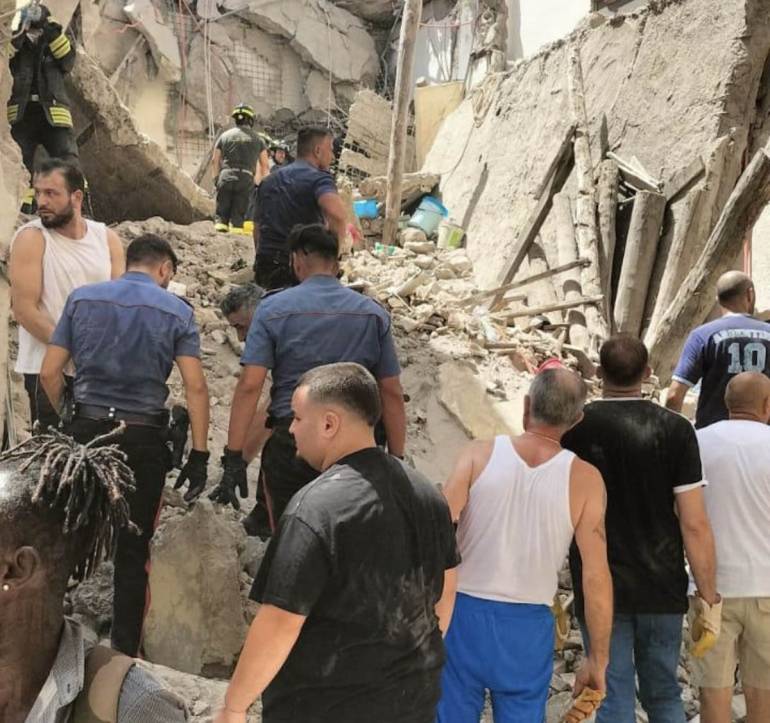 Torre del Greco, si cercano i bambini dispersi nel crollo