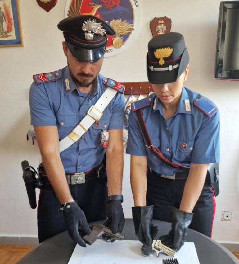 Volla, carabinieri arrestano 27enne. in casa due armi pronte all’uso