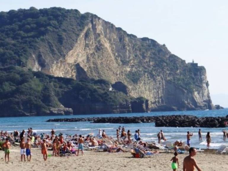Bacoli, vieta l’uso dei bagni del lido a chi proviene dalla spiaggia libera: denunciato