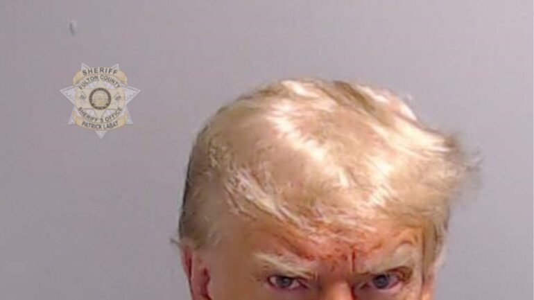 Trump ricava  7 milioni di dollari dalla sua foto segnaletica
