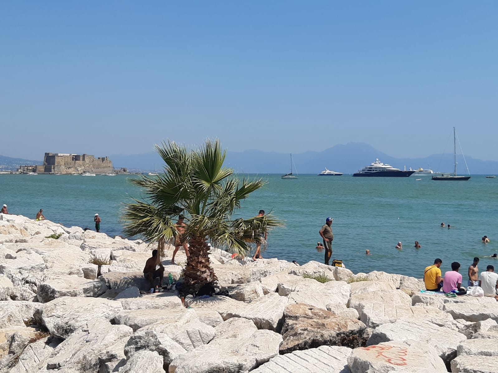 Napoli, nuovi danni al mappatella beach per il film di Sorrentino
