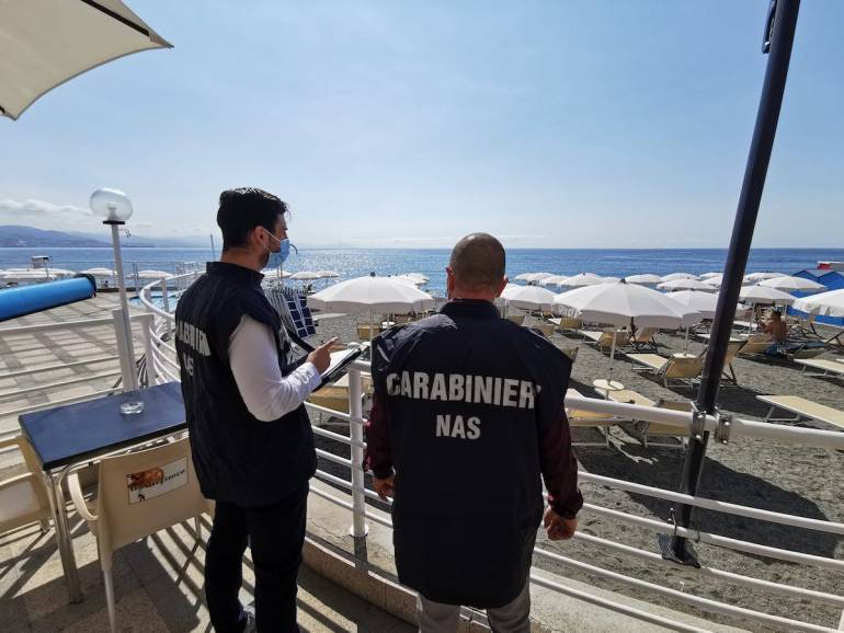 Controlli a stabilimenti balneari di Capri e Massa Lubrense: denunce e sanzioni