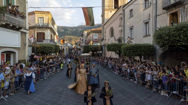 Bagno di folla a Teggiano, tutti ‘Alla Tavola della principessa Costanza