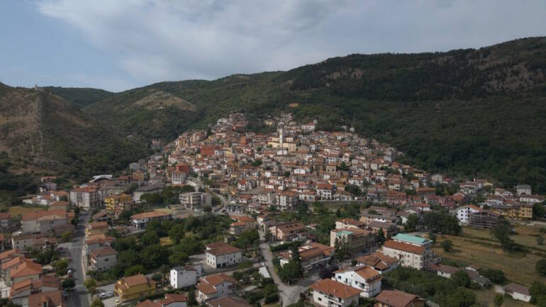 Sassano, Nostalgia ’90 e Settembre al Borgo: l’invito del sindaco Rubino
