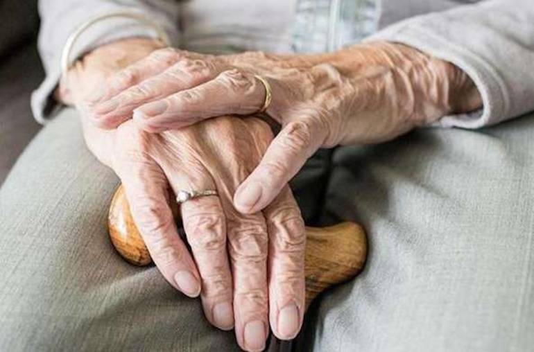 Truffano anziana con la scusa della frode bancaria: cinque denunciati