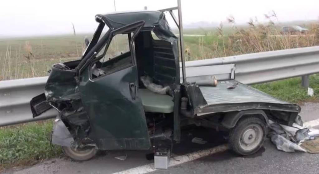 Cilento, scontro tra Apecar e auto: muore anziano