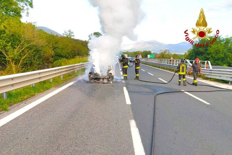 Auto in fiamme su A16 tra Napoli e Canosa, in tre in salvo