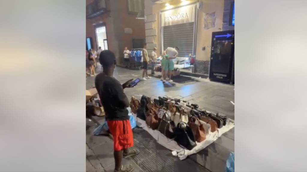 Napoli, blitz in via Toledo: maxi-sequestro di merce contraffatta 