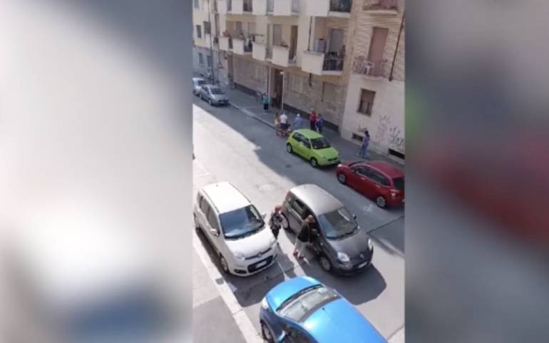 Bimba cade dal quinto piano, salvata al volo da un passante