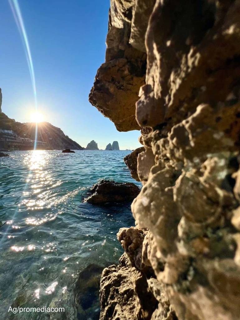 Ferragosto a Capri, l’alba dorata dai Faraglioni é da cartolina