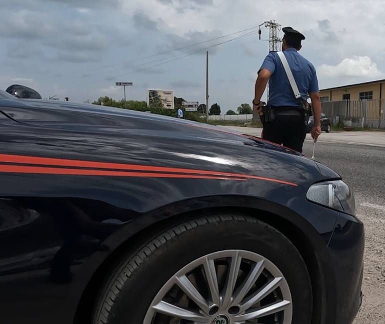 Aversa, trasportava rifiuti speciali: autocarro sequestrato ed autista denunciato
