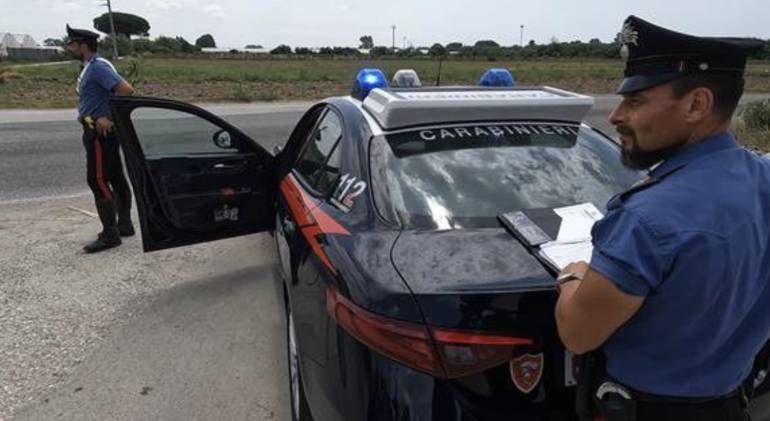 Riconosce l’auto che gli era stata rubata e chiama i carabinieri