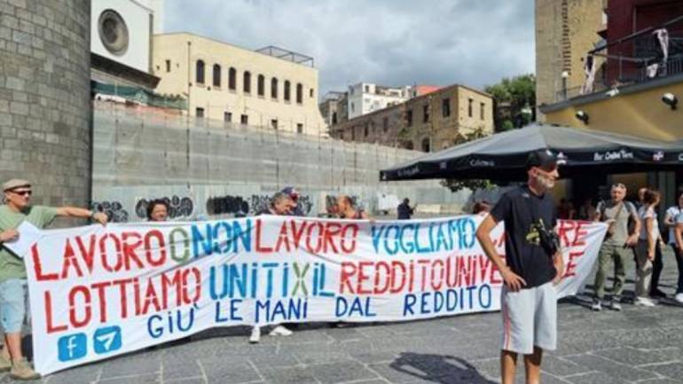 Napoli, corteo per il reddito di cittadinanza: Meloni a testa in giu’