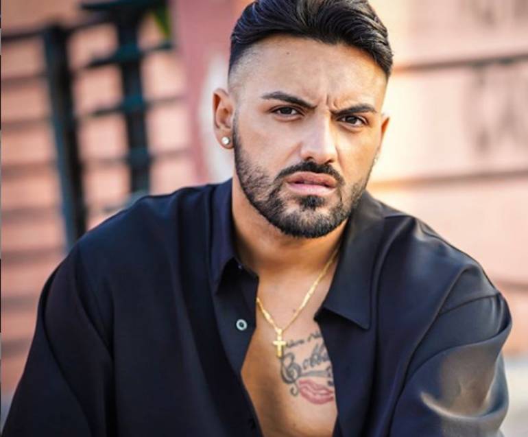 La Questura di BAT annulla il concerto del neo melodico Daniele De Martino: “Criticità nei testi”