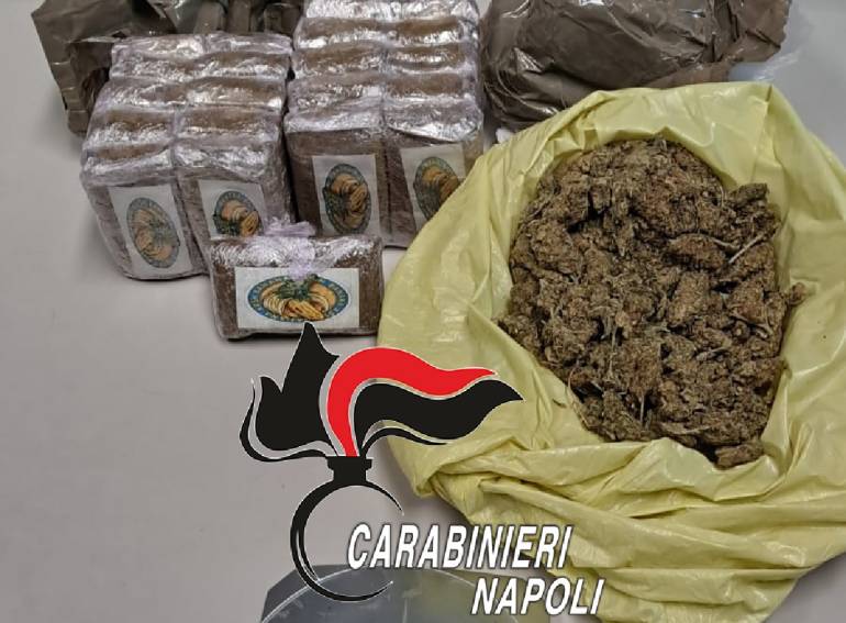 Oltre 2 kg di droga in casa e nel giardino, 50enne arrestato a Torre Annunziata