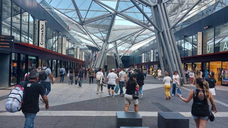 napoli, lite turista borseggiatore