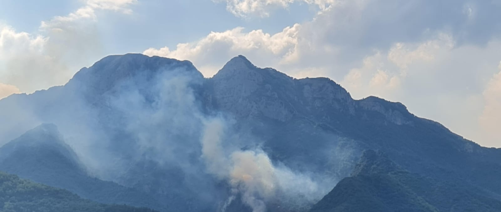 Incendio a Cava de Tirreni, le fiamme lambiscono la frazione Sant’Arcangelo