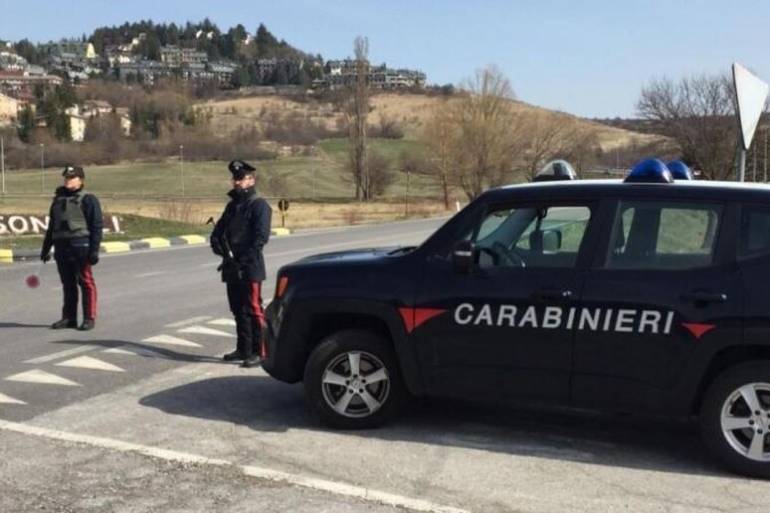 Inseguiti e arrestati sulla Basentana due truffatori di Napoli