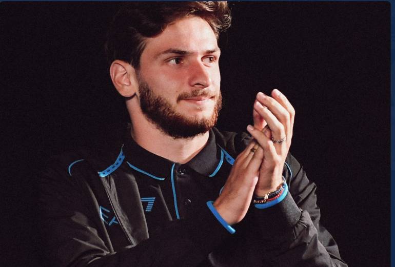 Kvaratskhelia: “Napoli tra i migliori club al mondo. Felicissimo qui, i tifosi sono incredibili”