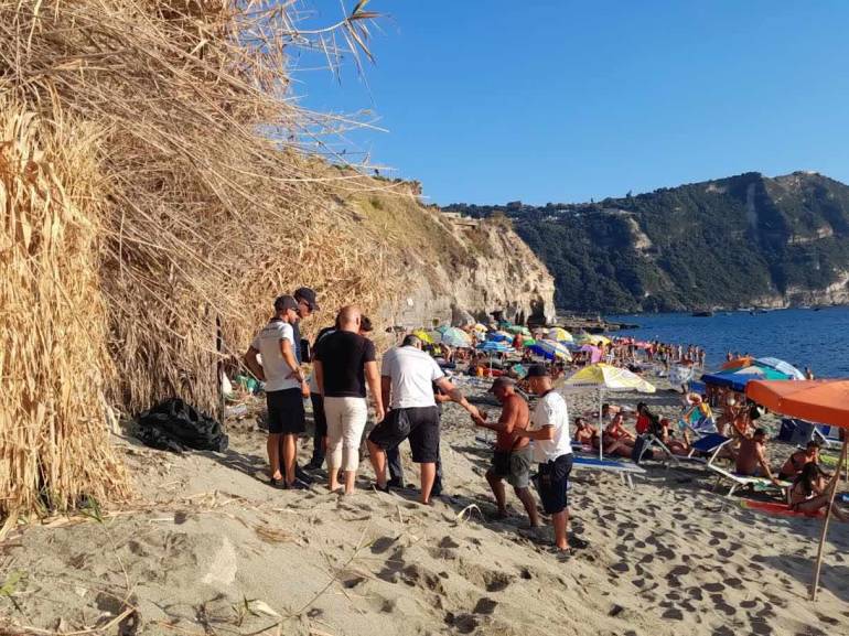 Ischia, lido abusivo sulla spiaggia di Cava dell’Isola: scattano le denunce