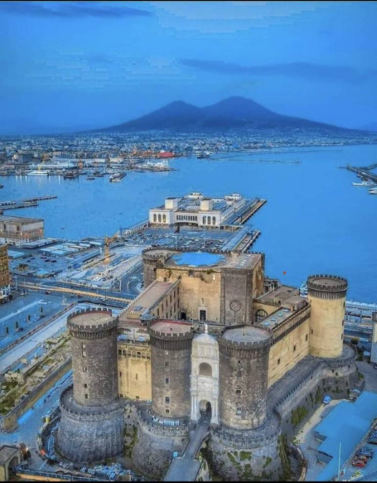 AMULETI Spettacoli incantati fra le mura del Maschio Angioino dal 30 agosto al 6 settembre