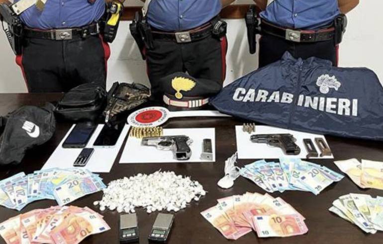 Mondragone, inseguimento lungo la Domitiana: in 2 arrestati con droga e armi