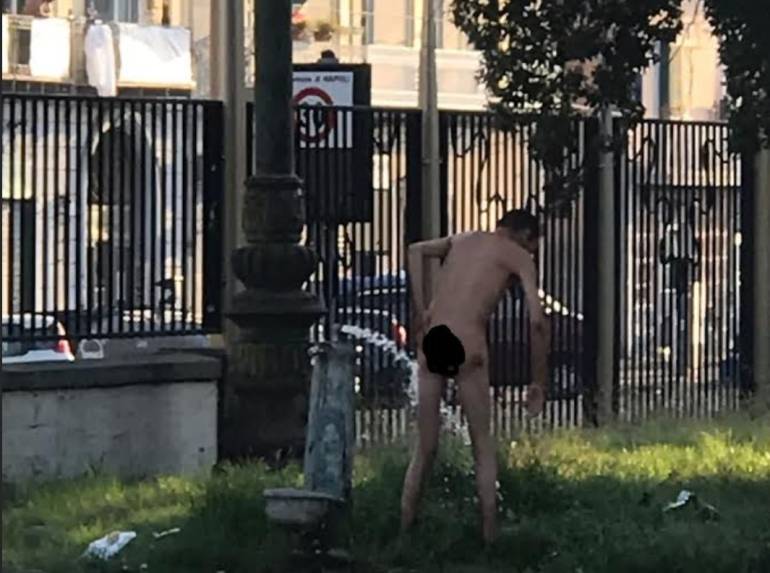 Napoli, clochard nudo in Villa comunale. Le foto inviate al deputato Borrelli