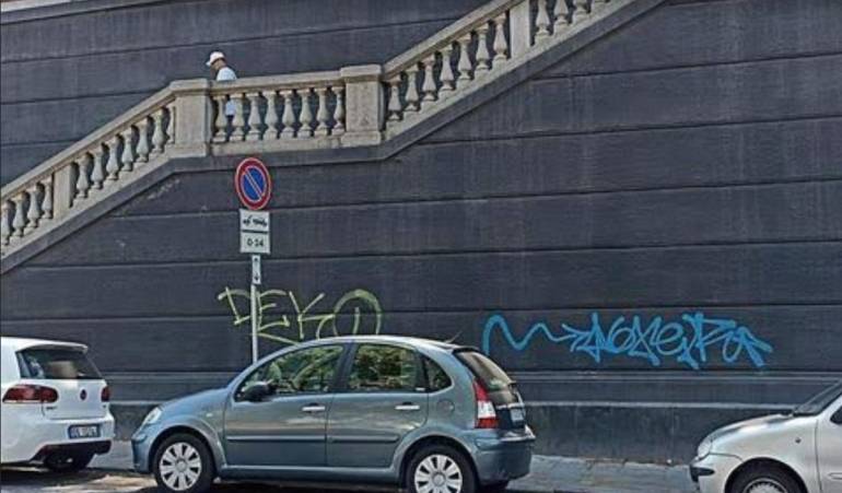 Napoli, già imbrattate le scale di via Acton e aiuole bruciate a Mergellina