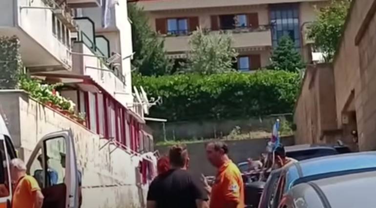 Donna uccisa a Piano di Sorrento, i testimoni: “Le urla e poi l’uomo in fuga col coltello in mano”