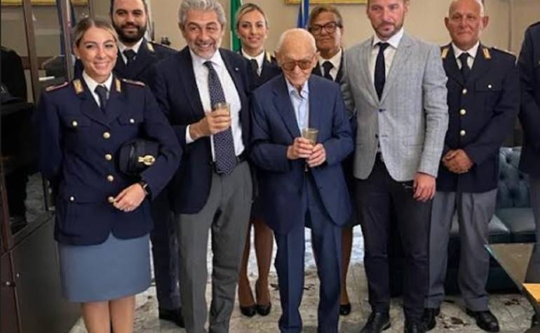 Poliziotto compie 100 anni e chiede come regalo di andare in Questura