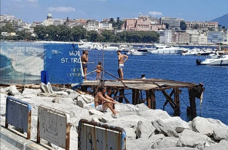Napoli, tornano le gare di tuffi dal molo Saint Tropez