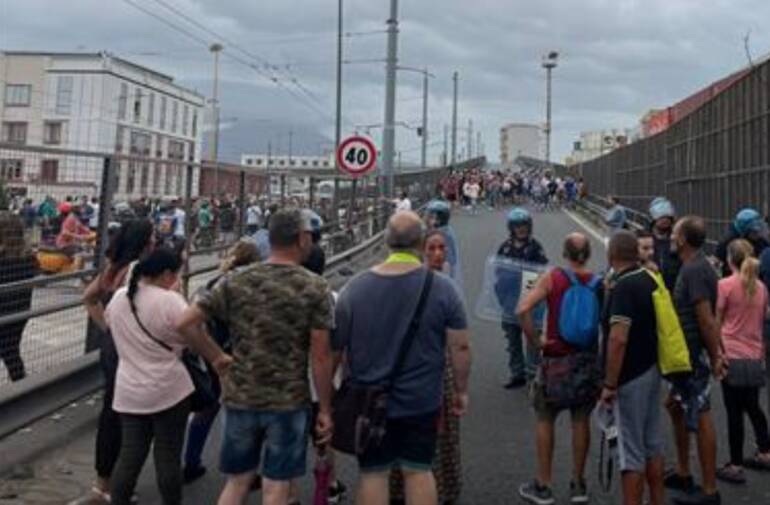 Napoli, tensioni e proteste contro lo stop al Reddito