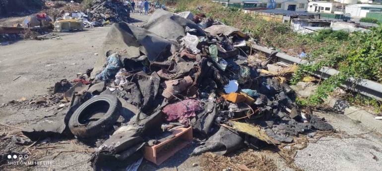Strada chiusa perchè trasformata in discarica. Lavori di bonifica e riqualificazione sulla Circumvallazione Esterna tra Napoli, Casoria e Casavatore