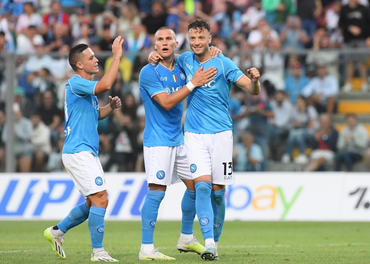 Il Napoli incerottato batte 1-0 l’Augsburg:decide Rrhamani