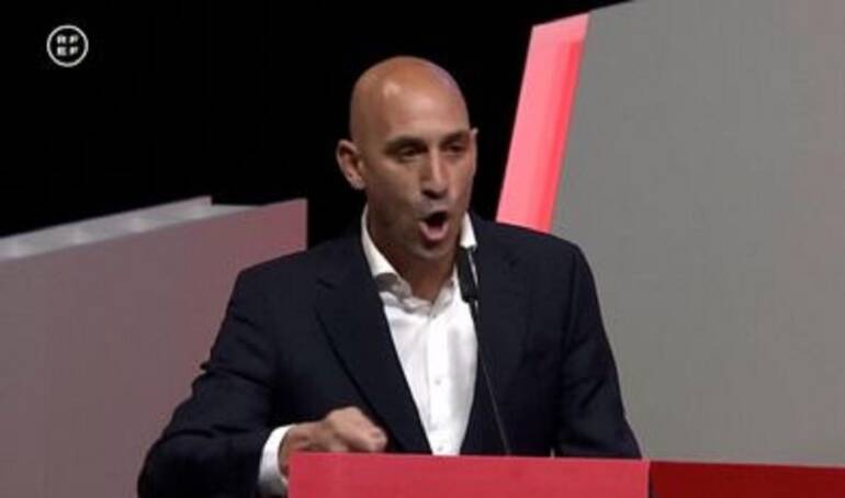 Caos in Spagna: Rubiales atterra a Madrid, subito arrestato dalla Guardia Civil