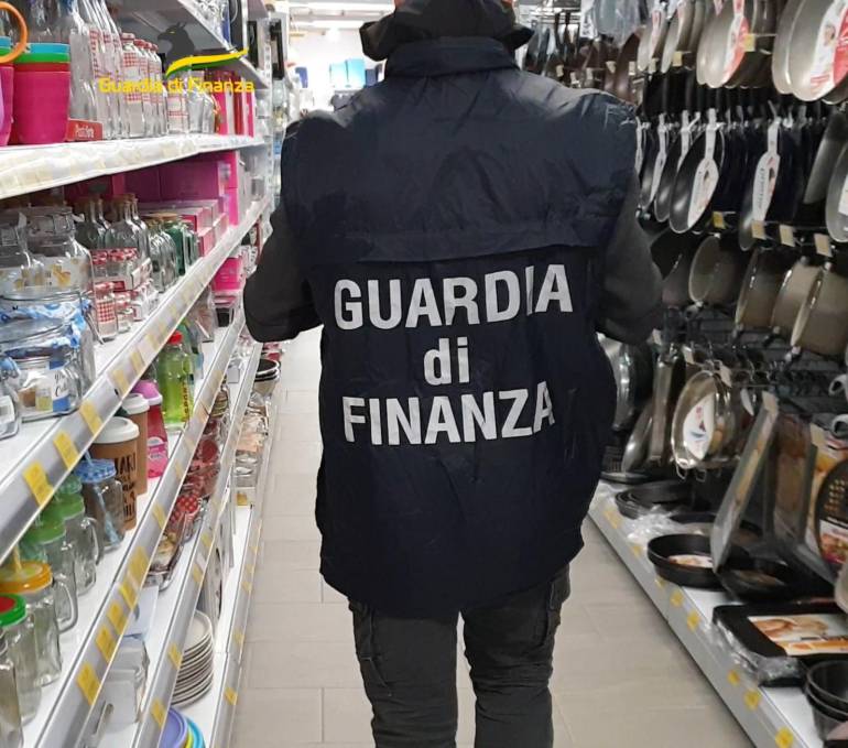 Salerno, la Finanza sequestra 50mila articoli pericolosi per la salute