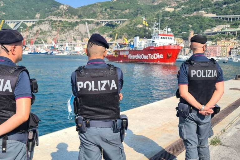 Sbarcati a Salerno i 114 migranti salvati al largo della Libia