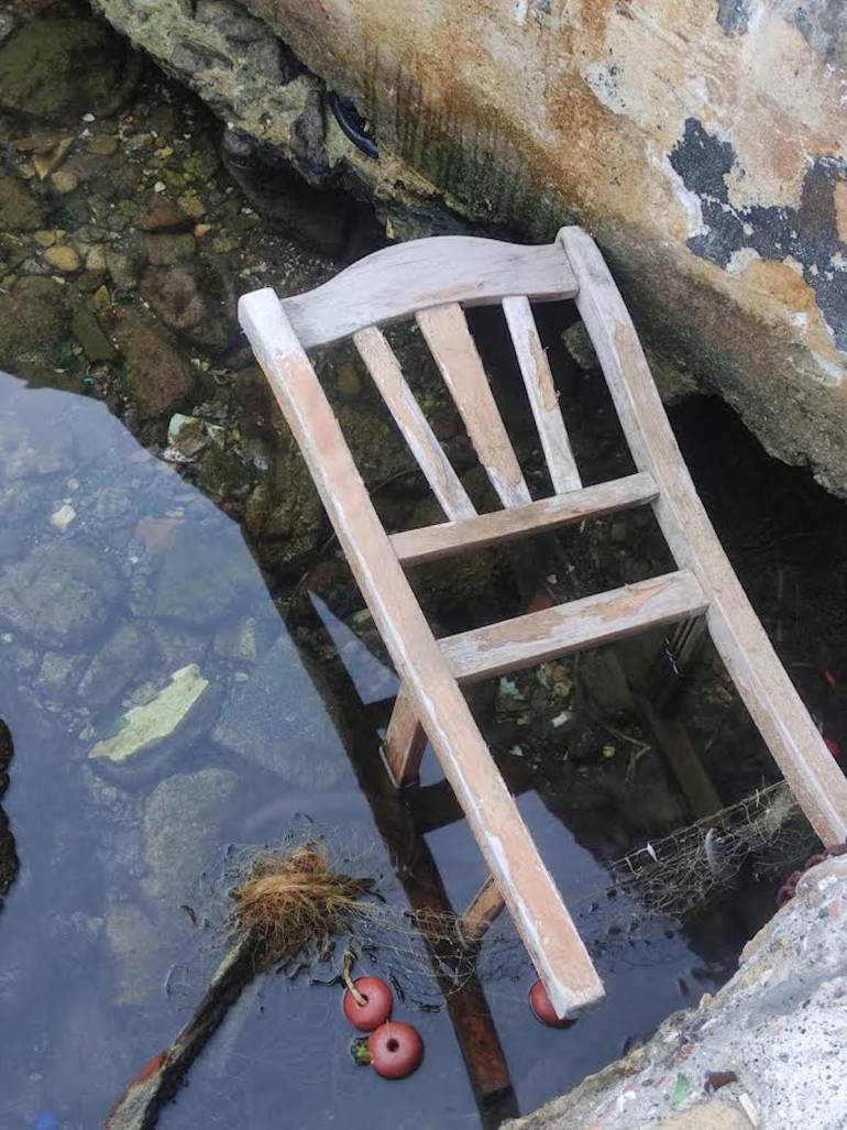 Napoli, batterie, pneumatici e anche una sedia gettati nelle acque di Marechiaro