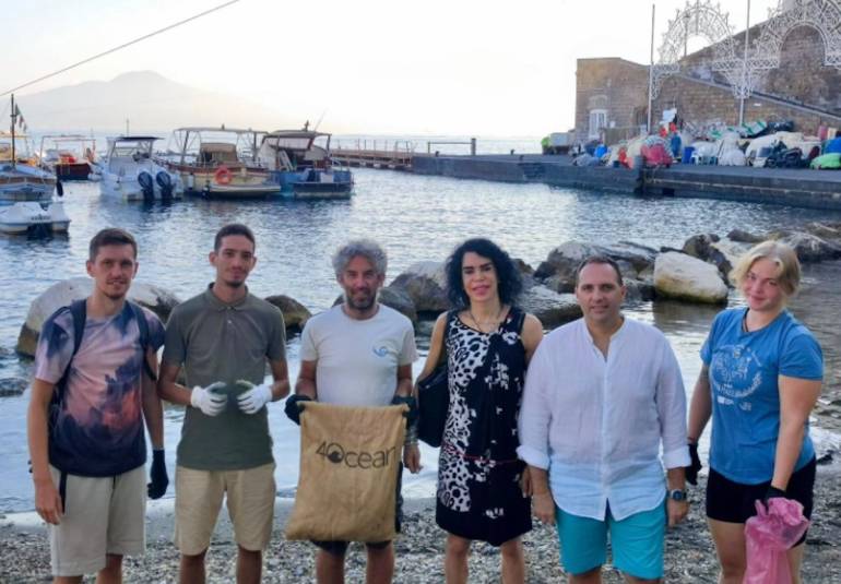 Sorrento, ripulito l’arenile pubblico di Marina Grande